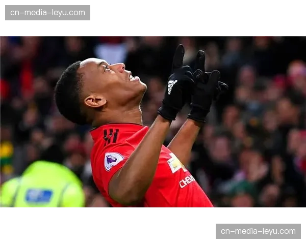 荷兰齐尔克泽中锋新选择 其背身拿球与做球能力补充战术板 荷兰齐尔克泽中锋新选择 其背身拿球与做球能力补充战术板